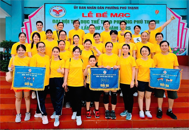 Thầy cô trường THCS Hùng Vương tham gia Hội thao phường Phú Thạnh.